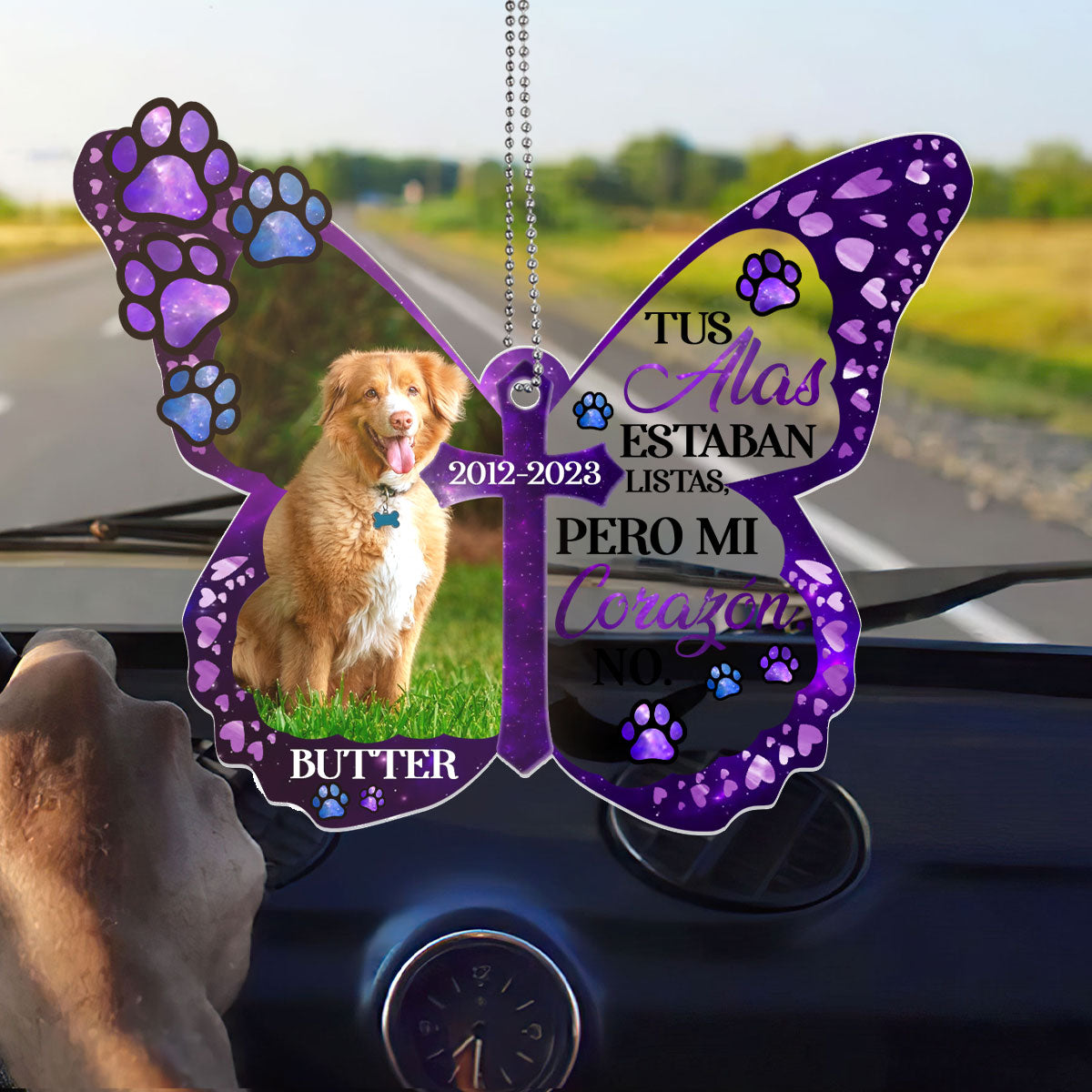 Dios Te Tiene En Sus Brazos Yo Te Tengo En Mi Corazón - Personalized Custom Car Ornament DSUPCHODN2002M
