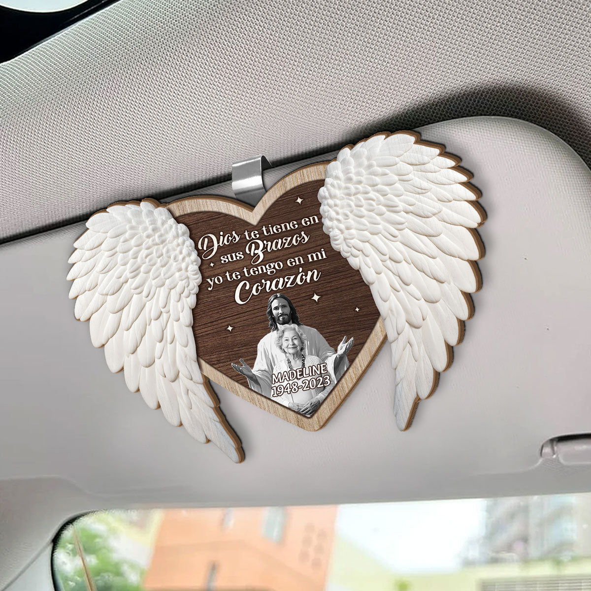 Dios Te Tiene En Sus Brazos Yo Te Tengo En Mi Corazón - Personalized Car Visor Clip DSCVCDN2195TA