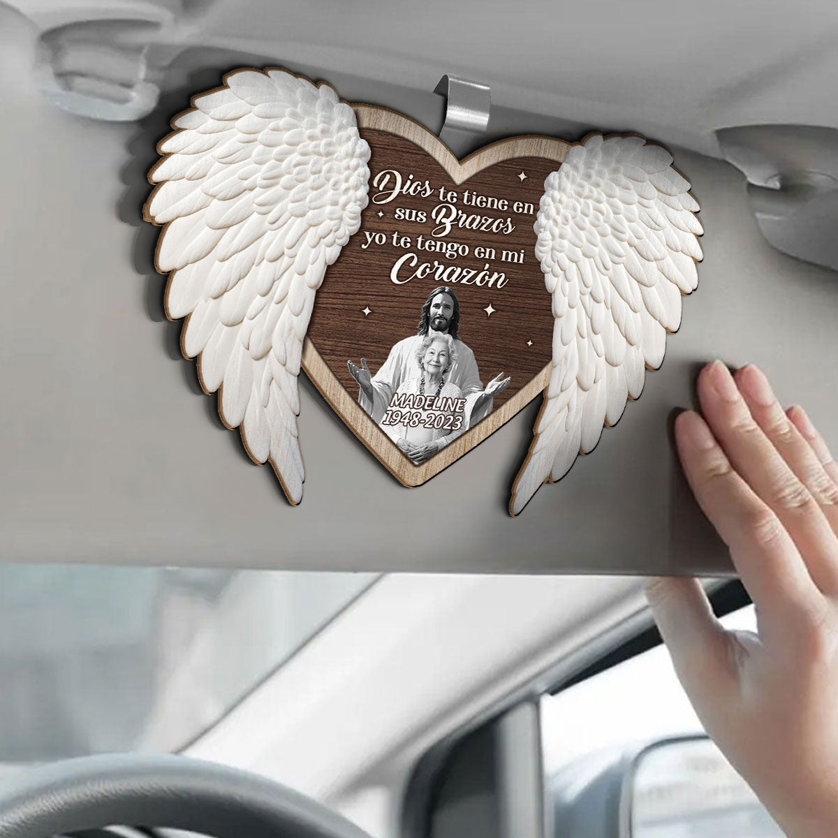 Dios Te Tiene En Sus Brazos Yo Te Tengo En Mi Corazón - Personalized Car Visor Clip DSCVCDN2195TA