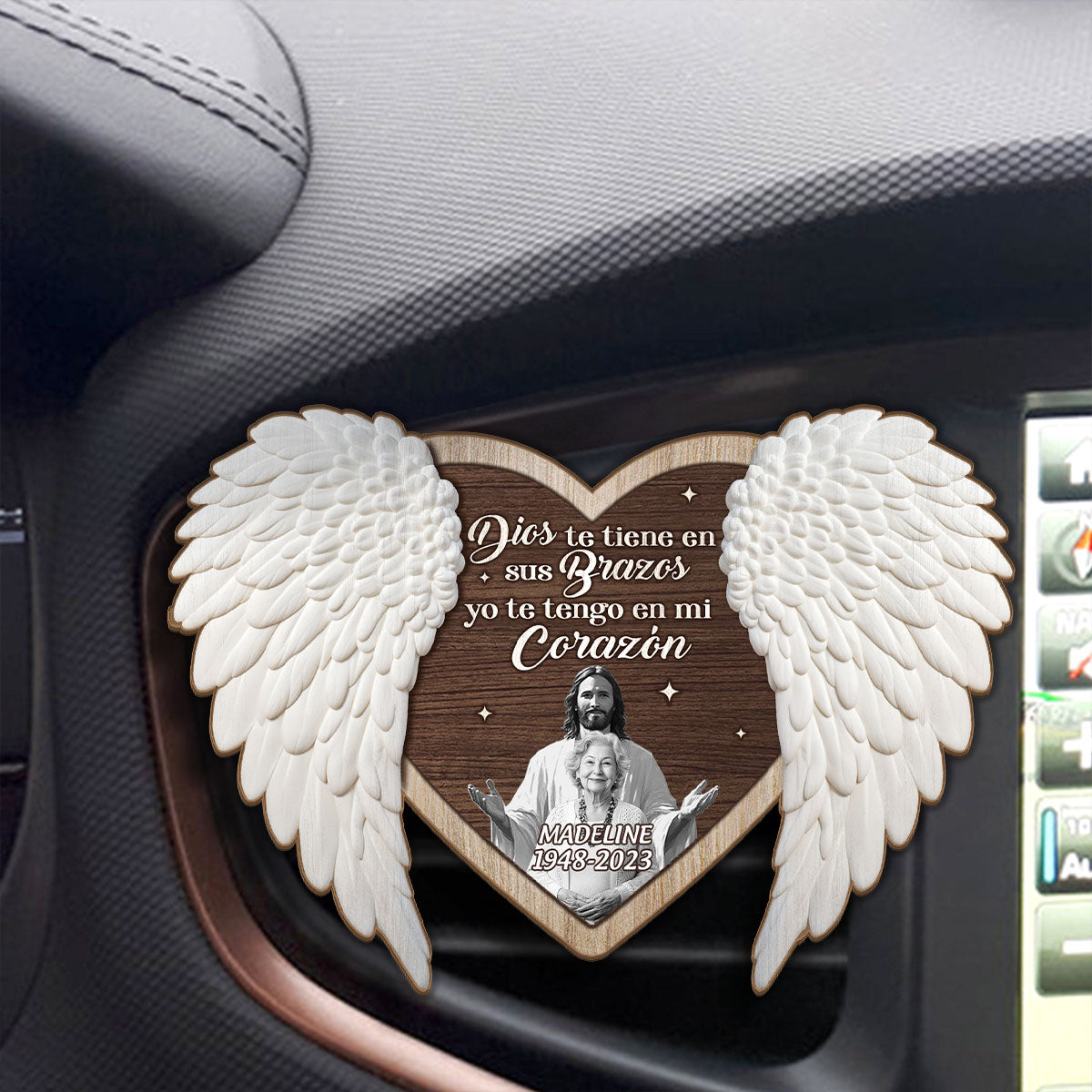 Dios Te Tiene En Sus Brazos Yo Te Tengo En Mi Corazón - Personalized Car Visor Clip DSCVCDN2195TA