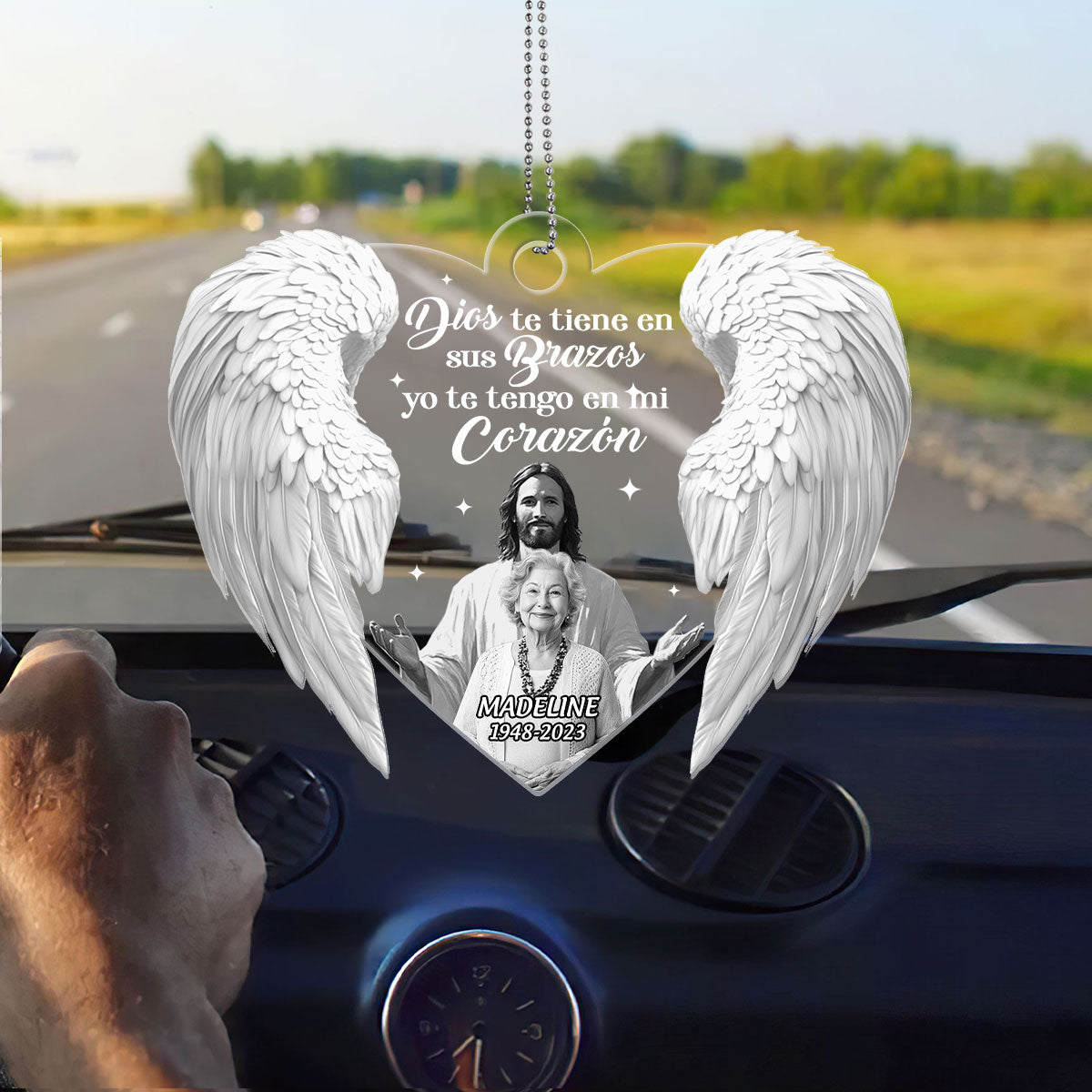 Dios Te Tiene En Sus Brazos Yo Te Tengo En Mi Corazón - Personalized Custom Car Ornament DSUPCHODN2012D